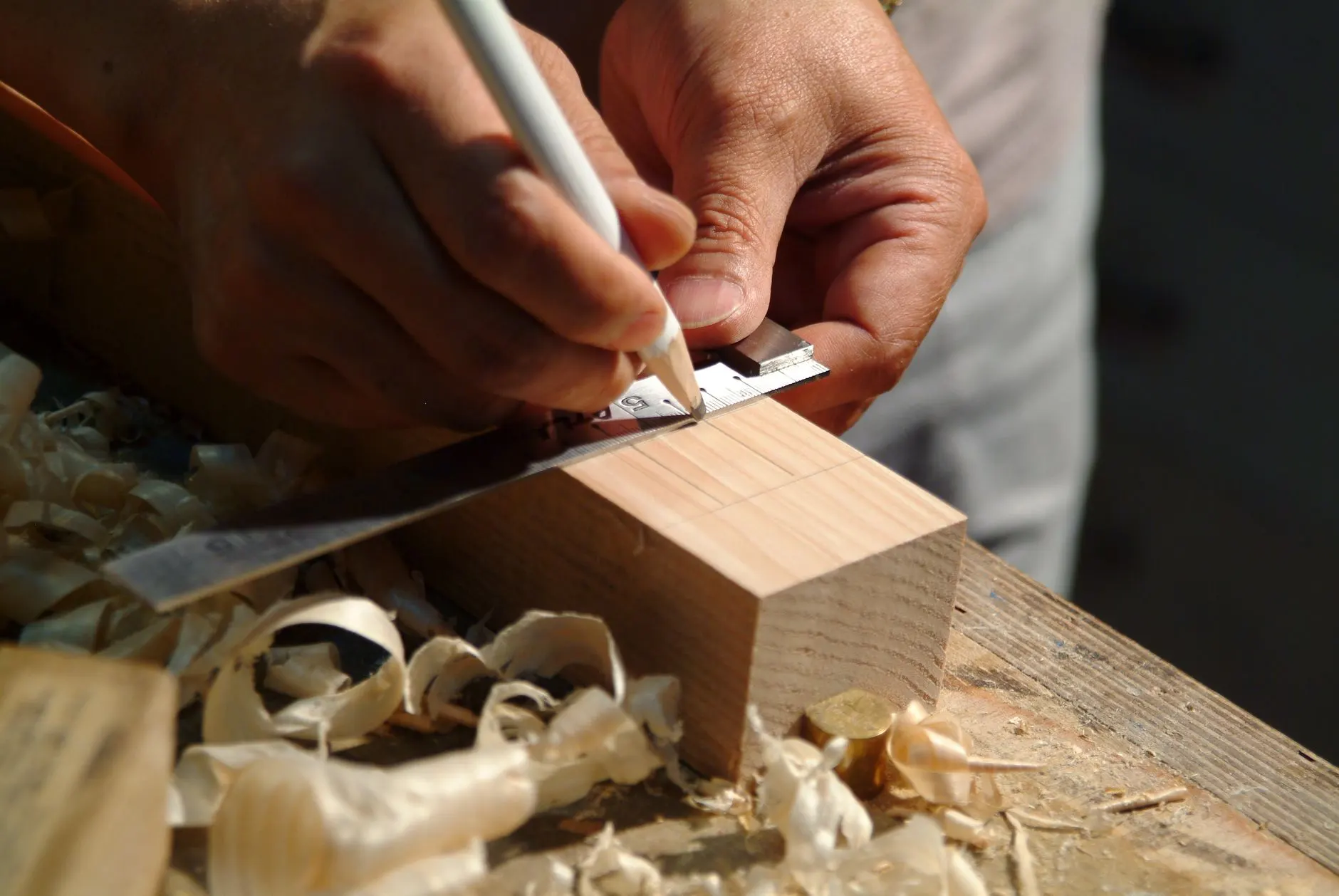 重庆美甲店美容仪器选购指南：从导入仪到美容床的配套方案
